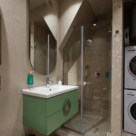 Avc Apartment *